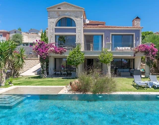 Çeşme Ovacık'ta Deniz Manzaralı, Özel Havuzlu, Lüks Taş Villa - 1