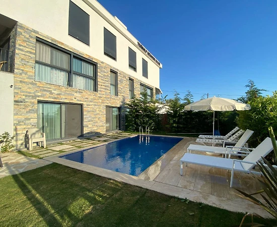 Çeşme Reisdere'de Geniş Bahçeli, Özel Havuzlu, Konforlu Villa - 1