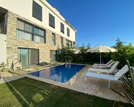 Çeşme Reisdere'de Geniş Bahçeli, Özel Havuzlu, Konforlu Villa - 2