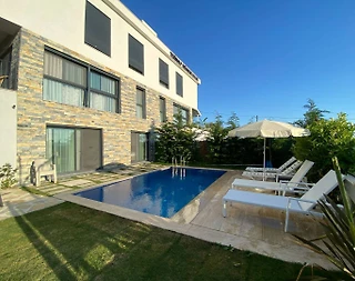 Çeşme Reisdere'de Geniş Bahçeli, Özel Havuzlu, Konforlu Villa - 2