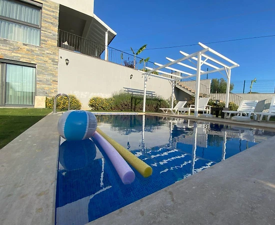 Çeşme Reisdere'de Merkezi Konumda, Bahçeli, Özel Havuz, Kiralık Villa - 1