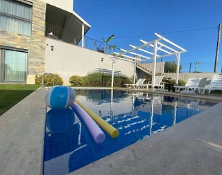 Çeşme Reisdere'de Merkezi Konumda, Bahçeli, Özel Havuz, Şık Villa - 1