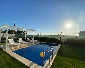 Çeşme Reisdere'de Merkezi Konumda, Bahçeli, Özel Havuz, Kiralık Villa - 2