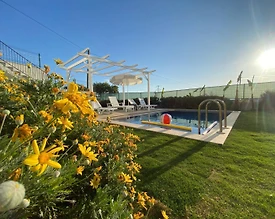 Çeşme Reisdere'de Merkezi Konumda, Bahçeli, Özel Havuz, Kiralık Villa - 3