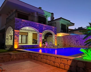 Çeşme Reisdere'de Merkezi Konumda, Özel Havuzlu, 6 Kişilik Villa - 1