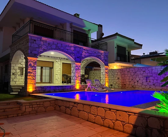 Çeşme Reisdere'de Merkezi Konumda, Özel Havuzlu, 6 Kişilik Villa - 1