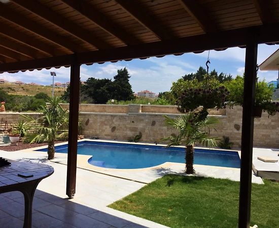 Çeşme Şifne'de Merkezi Konumda, Özel Havuzlu, Otantik Tasarımlı Villa - 1