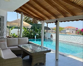 Çeşme Şifne'de Elverişli Konumda, Özel Havuzlu, Kiralık Villa - 3