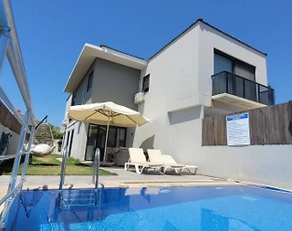 Çeşme Şifne'de Elverişli Konumda, Özel Havuzlu, Konforlu Villa - 1