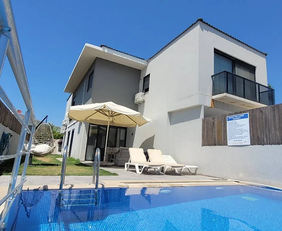 Çeşme Şifne'de Elverişli Konumda, Özel Havuzlu, Konforlu Villa - 1