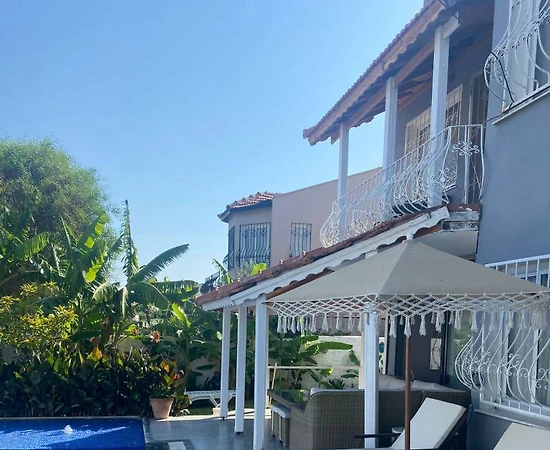 Çeşme Şifne'de Elverişli Konumda, Özel Havuzlu, Kiralık Villa - 1
