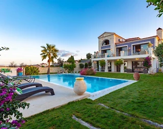 Çeşme Ovacık'ta Deniz Manzaralı, Özel Havuzlu, Lüks Taş Villa - 1