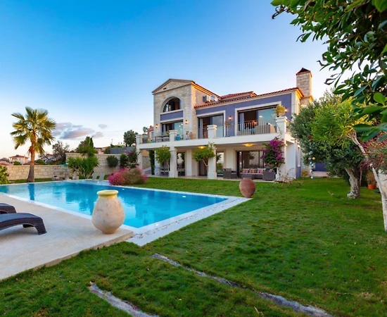 Çeşme Ovacık'ta Deniz Manzaralı, Özel Havuzlu, Lüks Taş Villa - 1