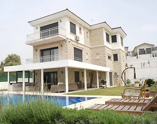 Çeşme'de Görkemli Deniz ve Doğa Manzaralı, Özel Havuzlu, Kiralık Villa - 1