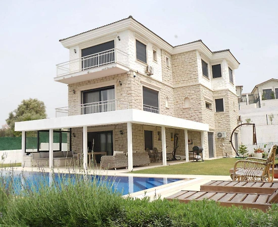 Çeşme'de Görkemli Deniz ve Doğa Manzaralı, Özel Havuzlu, Kiralık Villa - 1