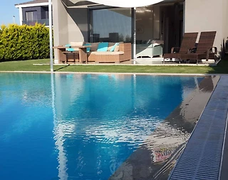 Çeşme Reisdere'de Geniş Ailelere Uygun, Özel Havuzlu, Konforlu Villa - 1