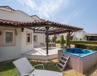 Didim Akbük'te Denize Sıfır, Özel Plajlı, 3+1, Kiralık Villa - 1