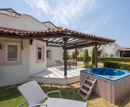 Didim Akbük'te Denize Sıfır, Özel Plajlı, 3+1, Kiralık Villa - 1