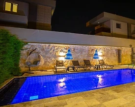 Kaş Andifli'de Merkezi Konumda, Özel Havuzlu, Bahçeli Villa - 2