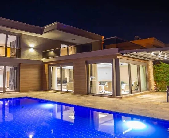 Kaş Andifli'de Merkezi Konumda, Özel Havuzlu, Bahçeli Villa - 1