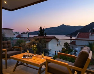 Kaş Kalkan'da Deniz ve Şehir Manzaralı, Özel Havuzlu, Şık Villa - 4
