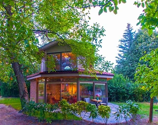 Sapanca'da Romantik Tasarıma Sahip, Geniş Bahçeli, Şömineli, Şık Villa - 1