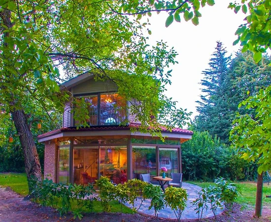 Sapanca'da Romantik Tasarıma Sahip, Geniş Bahçeli, Şömineli, Kiralık Villa - 1