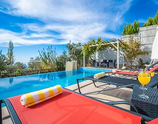 Kaş İslamlar'da Geniş Bahçeli, Özel Havuzlu, Kiralık Villa - 3