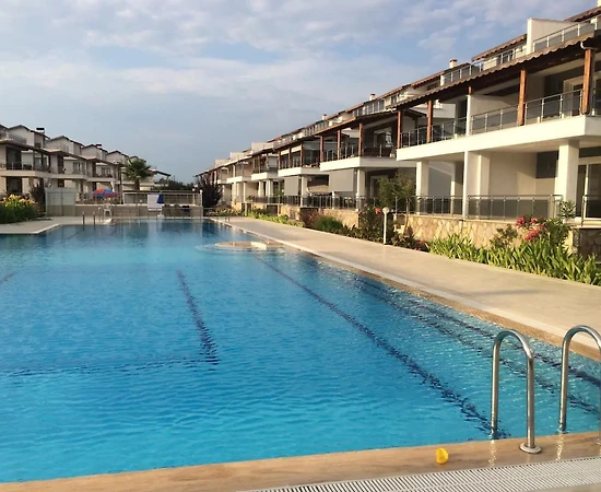 Güzelçamlı'da Konforlu Dizayn Edilmiş, Ortak Havuzlu, Tripleks Villa - 1