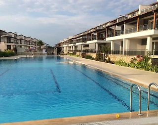 Güzelçamlı'da Konforlu Dizayn Edilmiş, Ortak Havuzlu, Tripleks Villa - 1