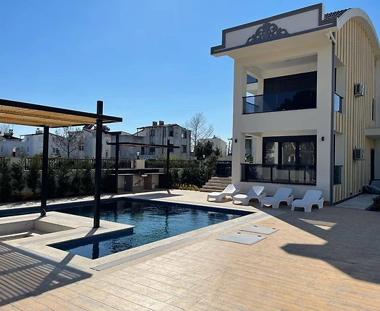 Serik Kadriye'de Modern Tasarıma Sahip, Özel Havuzlu, 5+1, Lüks Villa - 1