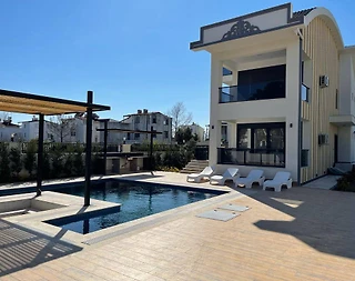 Serik Kadriye'de Şık Tasarıma Sahip, Özel Havuzlu, 5+1, Lüks Villa - 1