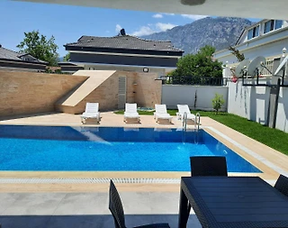 Antalya Kemer'de Merkezi Konumda, Ortak Havuzlu, İkiz Villa - 1