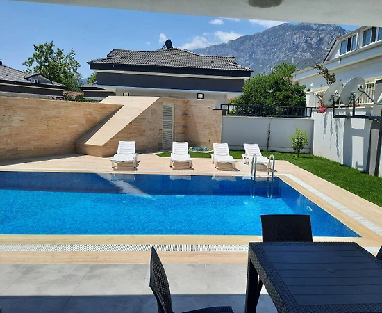 Antalya Kemer'de Merkezi Konumda, Ortak Havuzlu, İkiz Villa - 1