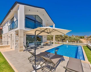 Demre Büyükkum'da Deniz Manzaralı, Açık ve Kapalı Havuzlu, Şık Villa - 2