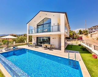 Demre Büyükkum'da Deniz Manzaralı, Açık ve Kapalı Havuzlu, Şık Villa - 1
