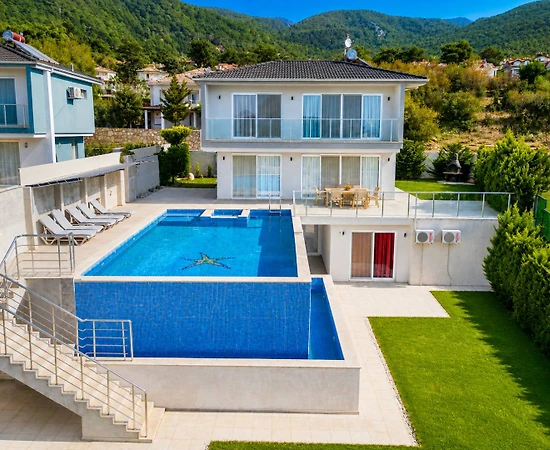 Fethiye Ölüdeniz'de Geniş Ailelere Uygun, Özel Havuzlu, Merkezi Villa - 1