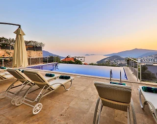 Kaş Kalkan'da Geniş Ailelere Uygun, Isıtmalı Havuzlu, Modern Villa - 1
