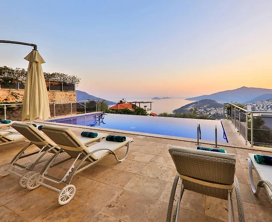 Kaş Kalkan'da Geniş Ailelere Uygun, Isıtmalı Havuzlu, Modern Villa - 1