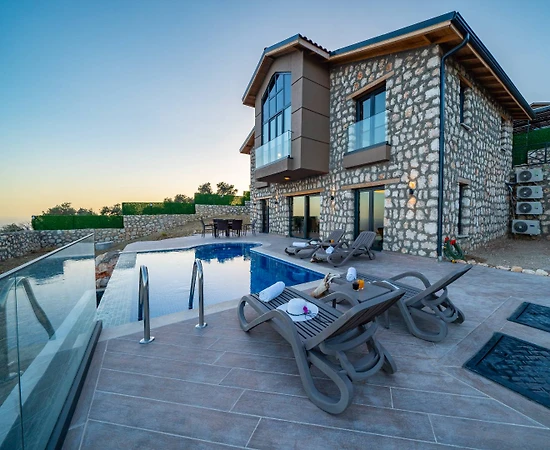 Kaş Sarıbelen'de Eşsiz Manzaraya Sahip, Özel Havuzlu, Otantik Villa  - 1
