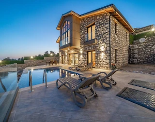 Antalya Kaş'ta Geniş Ailelere Uygun, Sonsuzluk Havuzlu, Lüks Villa - 1