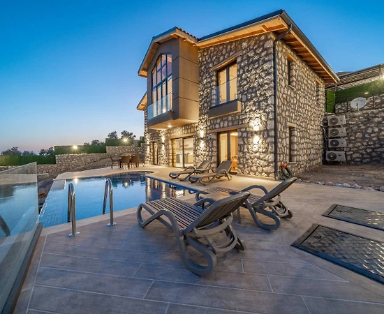 Antalya Kaş'ta Geniş Ailelere Uygun, Sonsuzluk Havuzlu, Lüks Villa - 1