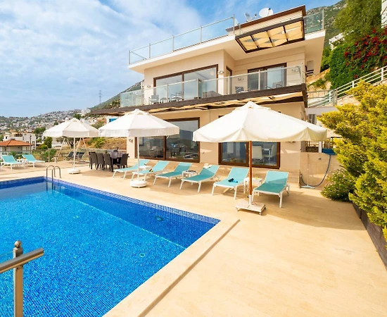 Kaş Kalkan'da Geniş Alanlara Sahip, Özel Havuzlu, Manzaralı Villa - 1