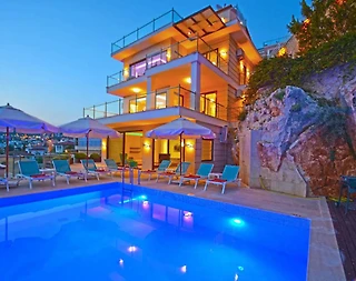 Kalkan'da Kalabalık Ailelere Uygun, Açık ve Kapalı Havuzlu, Şık Villa - 1