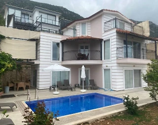 Kaş Bezirgan'da Deniz Manzaralı, Özel Havuzlu, Geniş Villa - 1