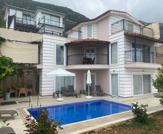 Kaş Bezirgan'da Deniz Manzaralı, Özel Havuzlu, Geniş Villa - 1