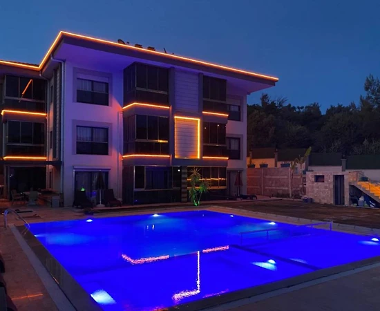 Kuşadası Bayraklıdede'de Modern Tasarımlı, Ortak Havuzlu, 1+1 Kiralık Daire - 1