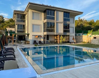 Kuşadası Bayraklıdede'de Merkezi Konumda, Ortak Havuzlu, 2+1 Tatil Evi - 1