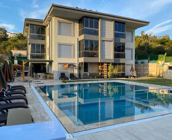 Kuşadası Bayraklıdede'de Merkezi Konumda, Ortak Havuzlu, 2+1 Tatil Evi - 1