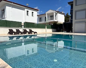 Kuşadası Bayraklıdede'de Merkezi Konumda, Ortak Havuzlu, 2+1 Tatil Evi - 2